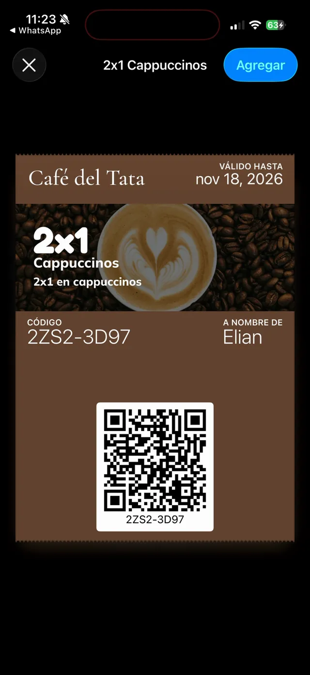 Hoja de Apple Wallet con el pase del cupón de Café del Tata, el código 2ZS2-3D97, el nombre Elian y un QR, y el botón "Agregar".