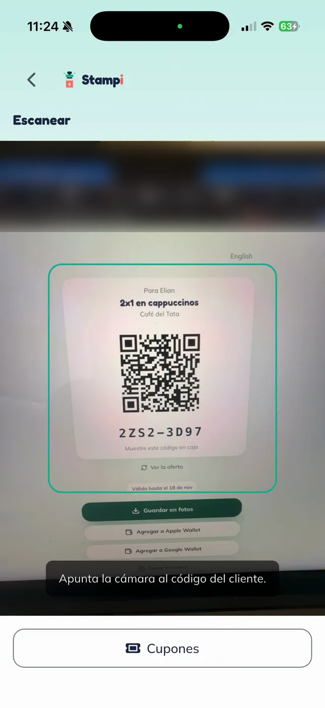 Pantalla Escanear de la app Stampi con la cámara apuntando al código QR del cupón y el mensaje "Apunta la cámara al código del cliente."