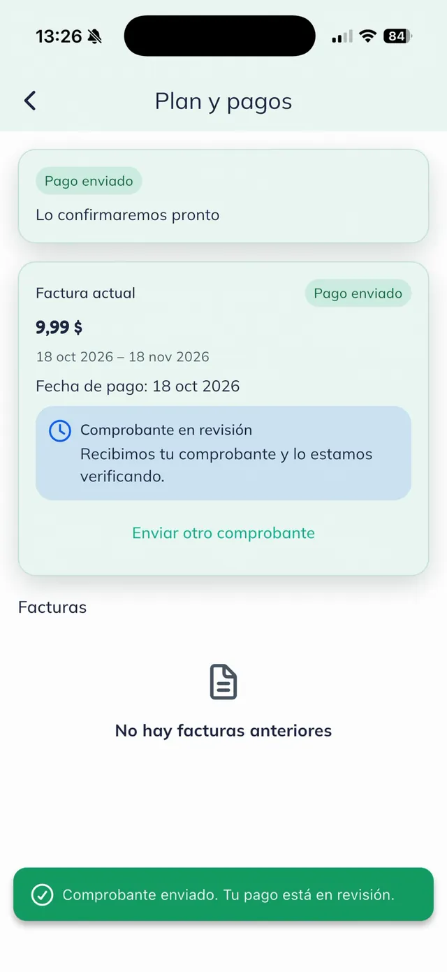 Pantalla "Plan y pagos" con la factura en "Pago enviado", el aviso "Comprobante en revisión" y el mensaje "Comprobante enviado. Tu pago está en revisión."