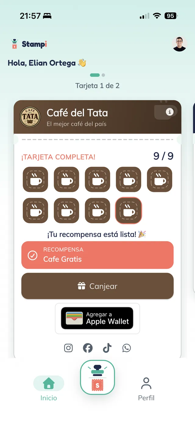 The app home screen with the Café del Tata card badged "¡TARJETA COMPLETA! 9/9", nine stamped cups, the reward "Cafe Gratis", and the buttons "Canjear" and "Agregar a Apple Wallet".