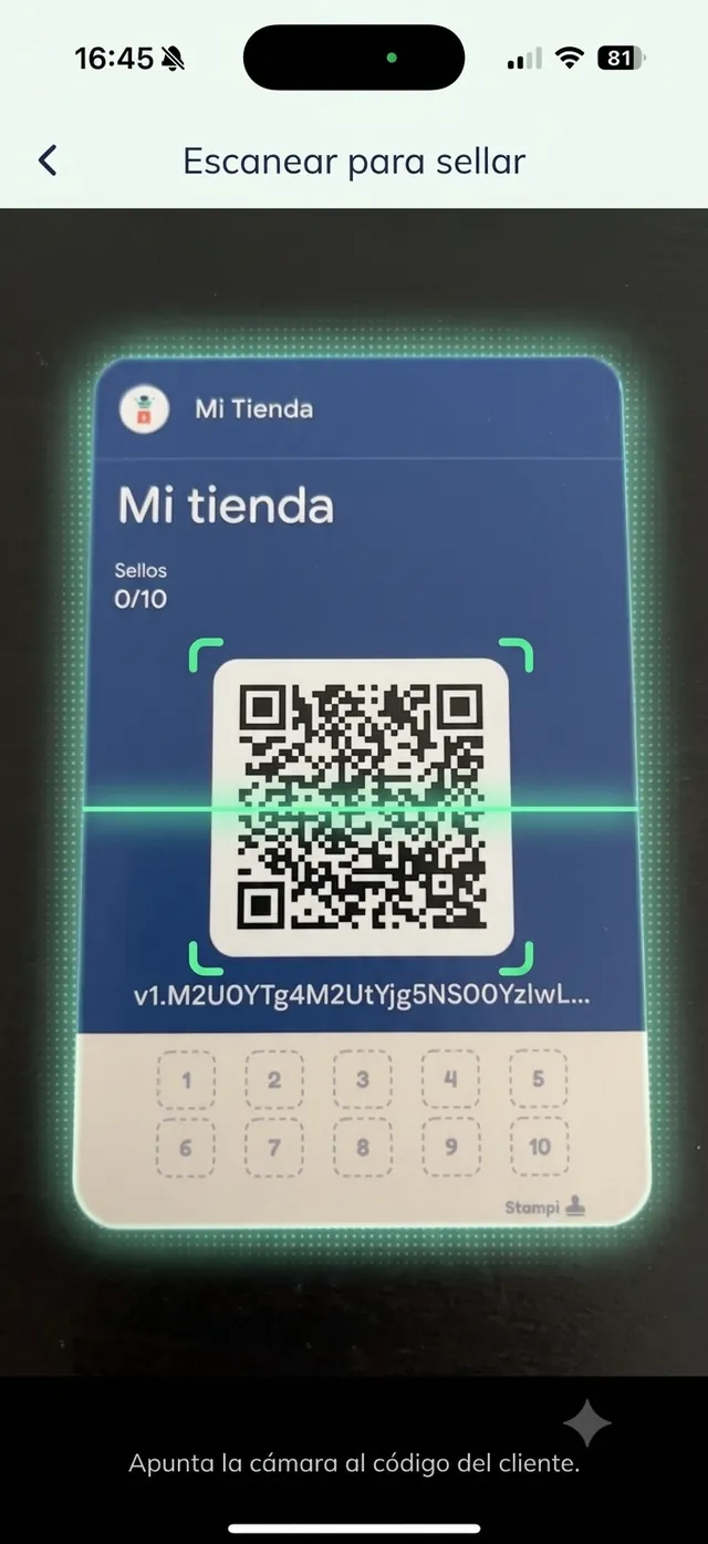 The "Escanear para sellar" camera view on the admin phone, with a hand holding a phone that shows the customer’s code over a café bar, and the text "Apunta la cámara al código del cliente".
