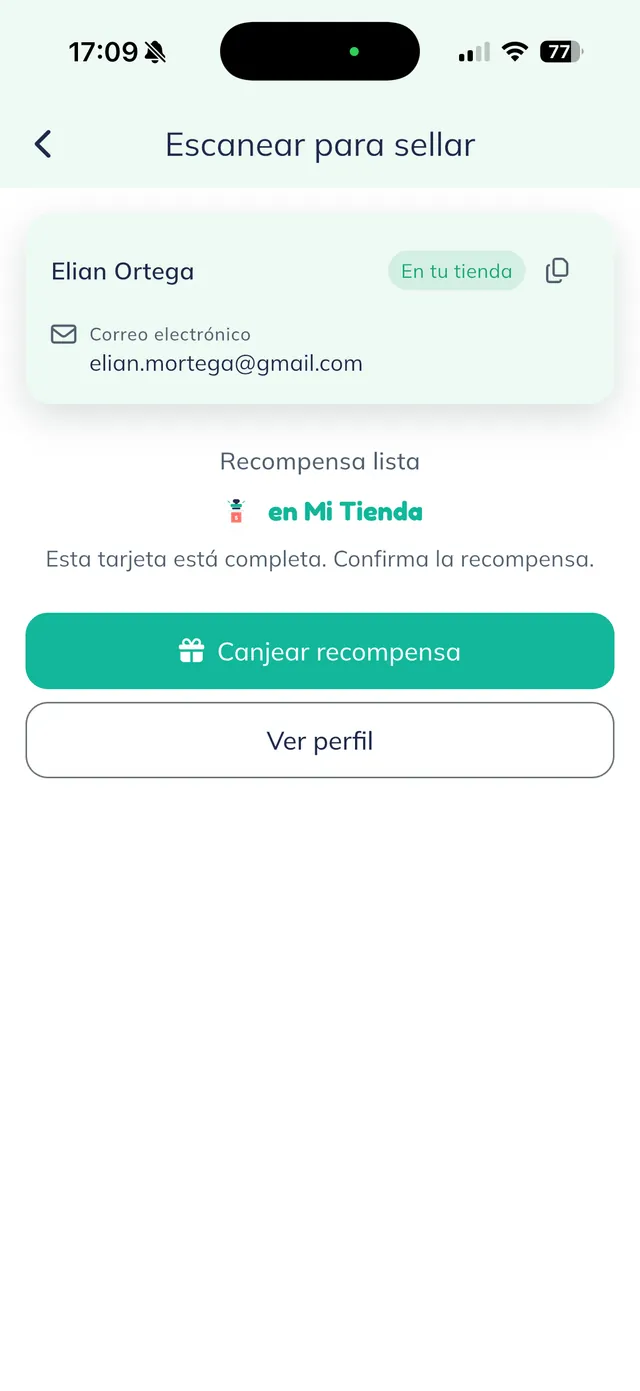 The "Escanear para sellar" screen with the customer’s details, an "En tu tienda" (at your shop) badge, the note "Esta tarjeta está completa. Confirma la recompensa." (this card is complete, confirm the reward), and the "Canjear recompensa" and "Ver perfil" buttons.