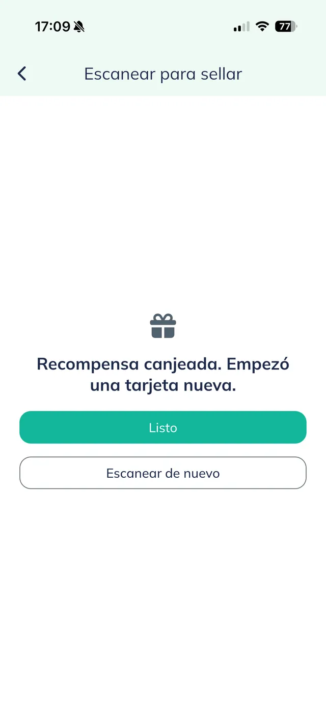 The "Escanear para sellar" screen with a gift icon and the message "Recompensa canjeada. Empezó una tarjeta nueva." (reward redeemed, a new card has started), with the "Listo" and "Escanear de nuevo" buttons.