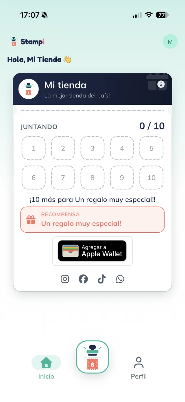 The customer home screen with the "Mi tienda" card reset to "JUNTANDO 0/10", the ten empty slots, the "Un regalo muy especial" reward and the "Agregar a Apple Wallet" button.