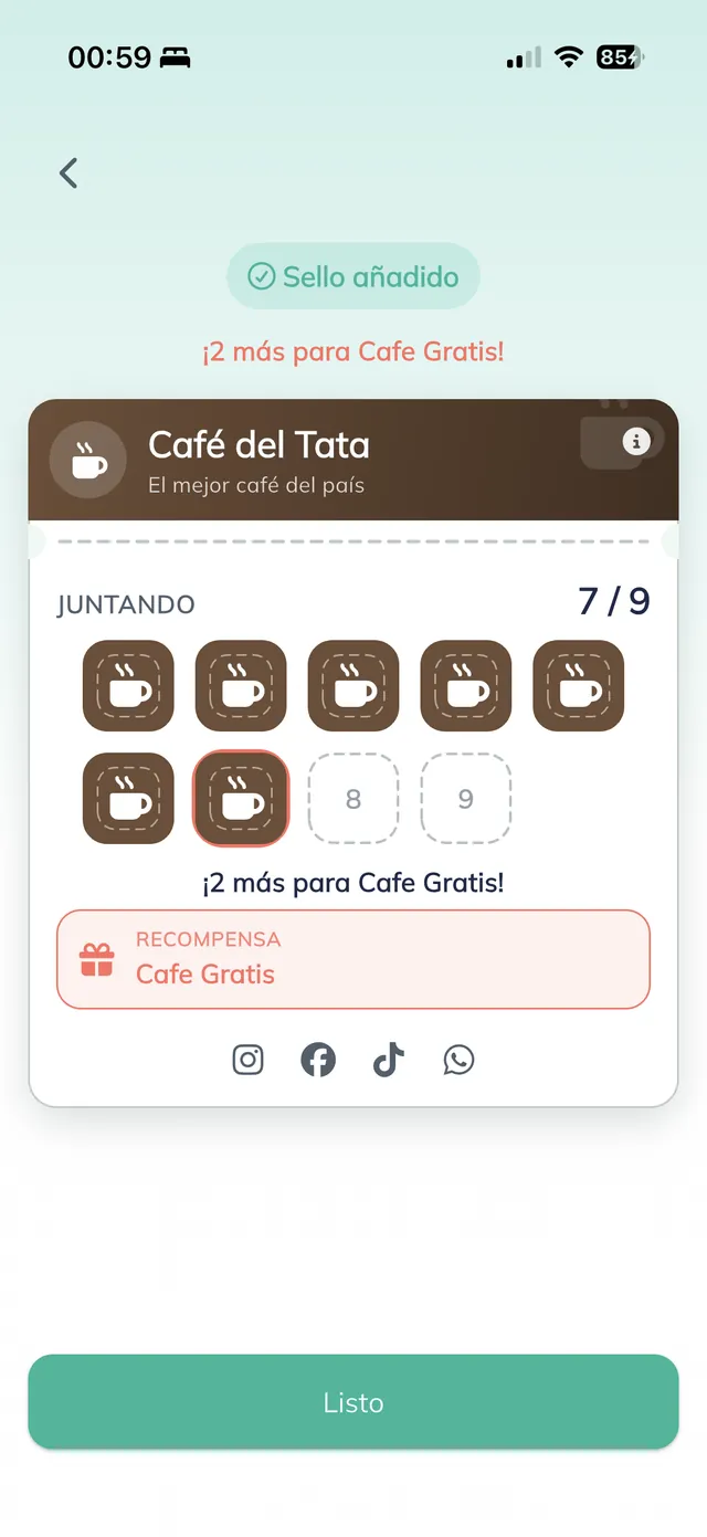 Café del Tata card with a green "Sello añadido" badge, the text "¡2 más para Cafe Gratis!", the "JUNTANDO 7 / 9" status, the "Cafe Gratis" reward, and a "Listo" button.