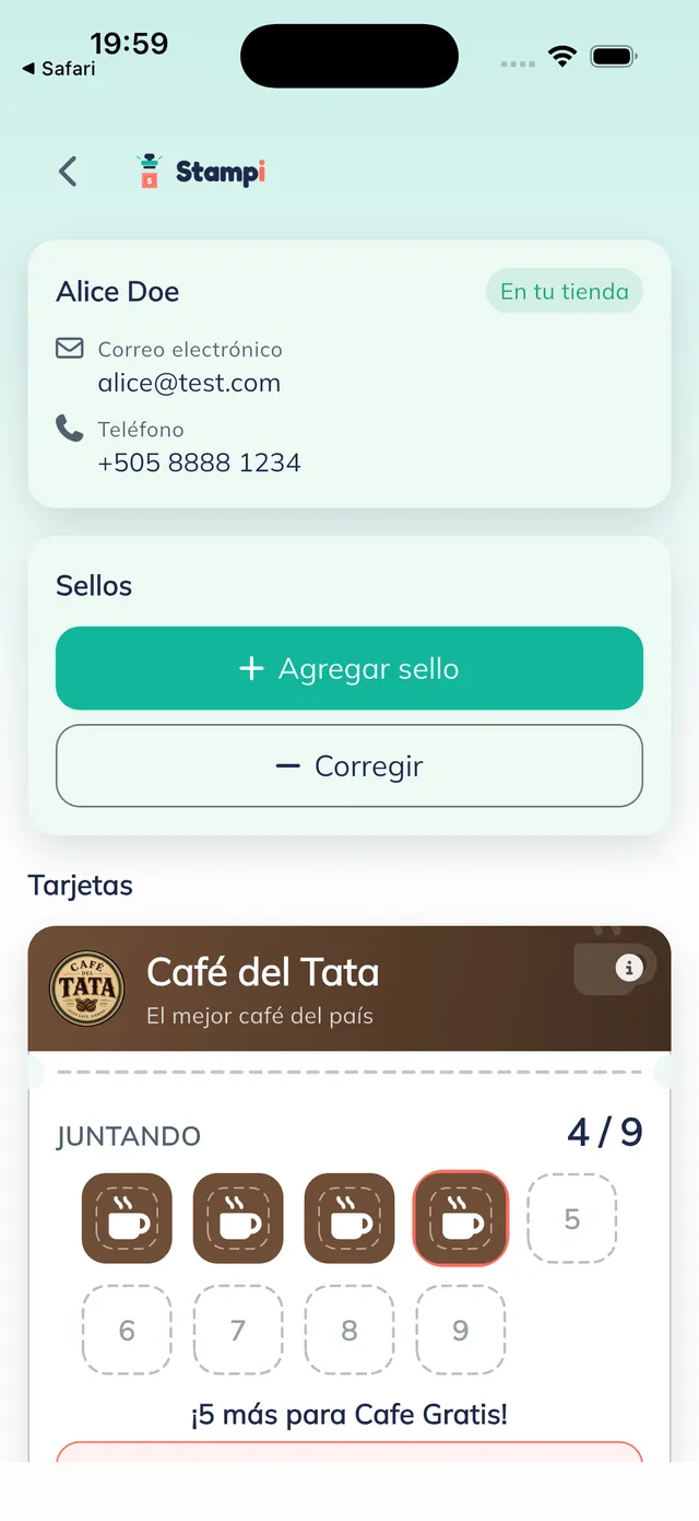 Customer record "Alice Doe · En tu tienda" with email and phone, a "Sellos" block with the "+ Agregar sello" and "− Corregir" buttons, and the Café del Tata card below.